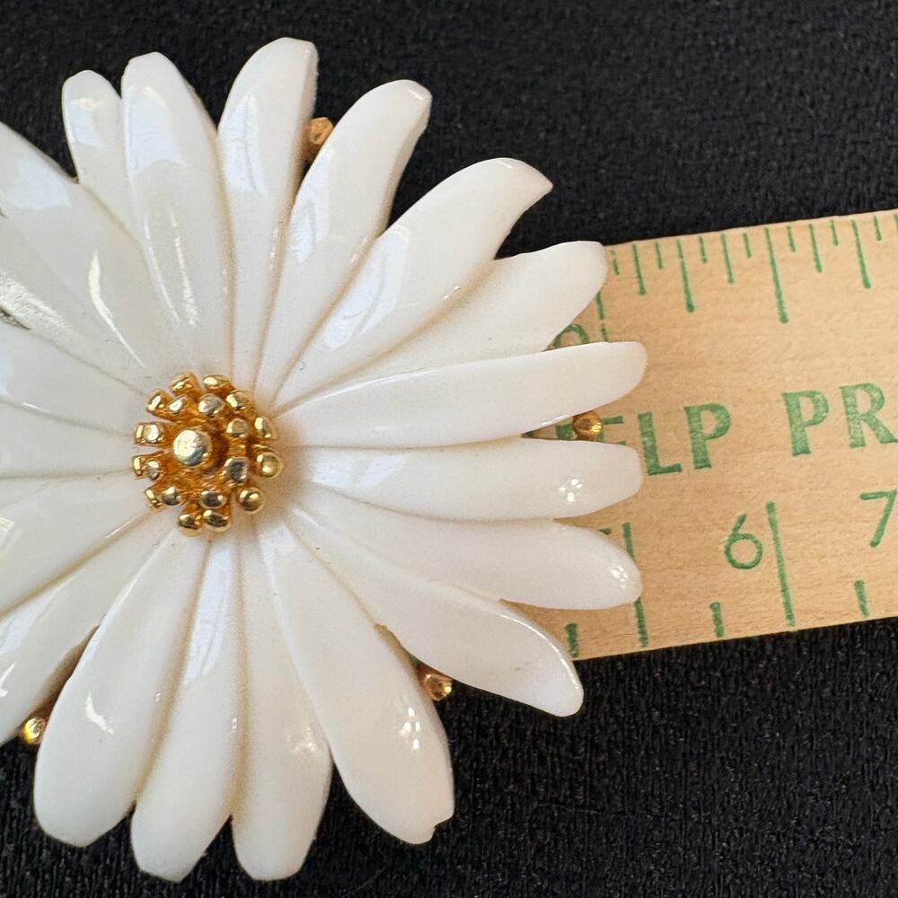 Vintage Monet Signed White Plastic Flower Brooch - Picture 5 of 6